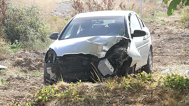 Konya'da elektrik direğine çarparak devrilen otomobildeki 3 kişi yaralandı