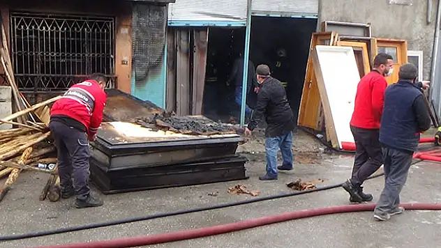 Konya'da elektrik kontağından yangın çıktı!  2 iş yeri ve 1 depo zarar gördü