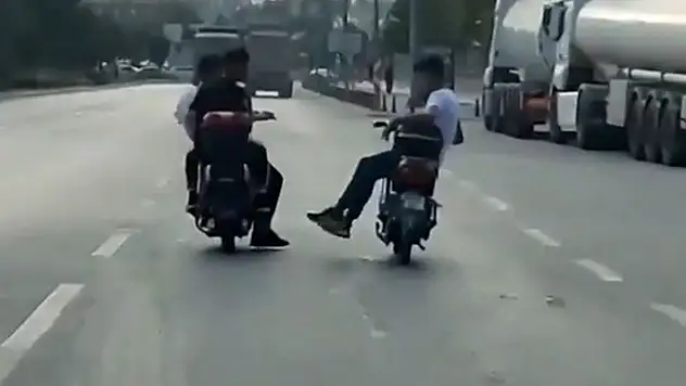 Konya'da elektrikli motosiklete yan oturan sürücünün tehlikeli yolculuğu
