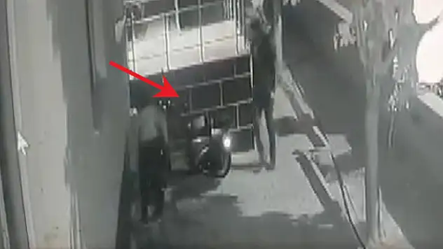 Konya'da elektrikli motosikletin çalınma anı kamerada