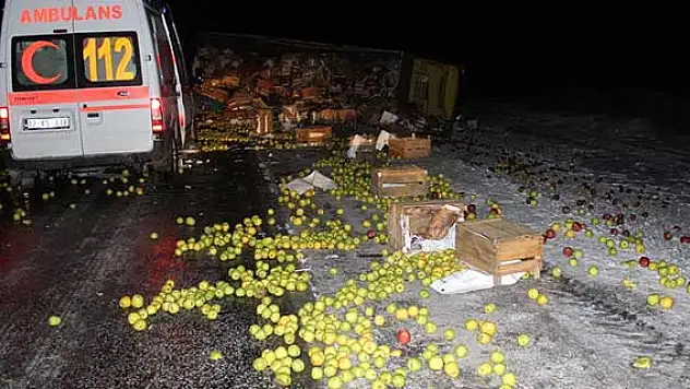 Konya'da elma yüklü kamyon devrildi: 1 ölü, 1 yaralı