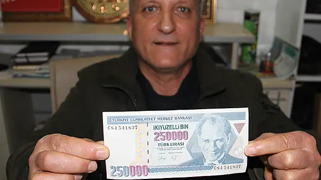 Konya'da emekli devlet memuru hatalı basım eski 250 bin lirayı bugünkü 250 bin liraya satmak istiyor