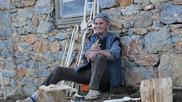Konya'da emekli gece bekçisi hobi olarak başladığı baston yapımında komşularına 'destek' oluyor
