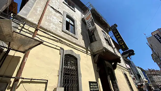 Konya'da emekli öğretmenin tarihi konaktaki otantik kafesi geçmişe götürüyor