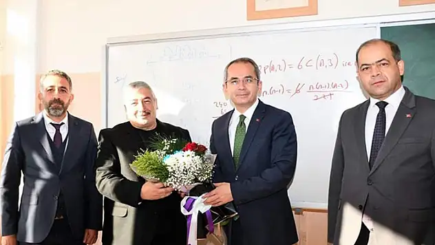 Konya'da emekli olan 39 yıllık öğretmene son dersinde kaymakamdan sürpriz
