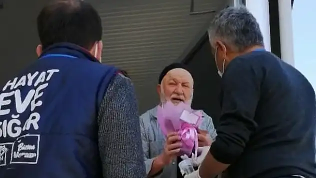 Konya'da 'Emir gelsin, askere giderim' diyen 75 yaşındaki  'Yusuf amca' biriktirdiği parayı Milli Dayanışma Kampanyası'na bağışladı