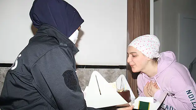Konya'da Emniyet Müdüründen lise öğrencisine pastalı doğum günü sürprizi