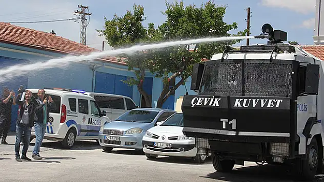 Konya'da engelli çocuklar TOMA'yla su sıktı
