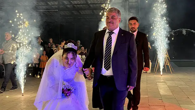 Konya'da engelli kızın gelinlik giyme hayali temsili düğünle gerçekleşti