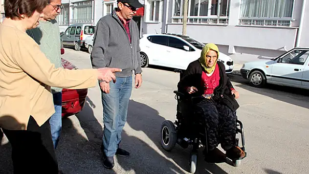 Konya'da Engelli vatandaşa akülü aracı verildi