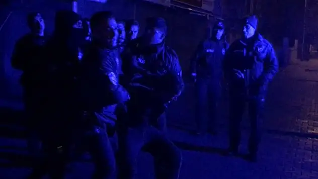 Konya'da eşini evde bulamayan koca çılgına döndü: Av tüfeği ile ateş açtı, ekip aracını tekmeledi
