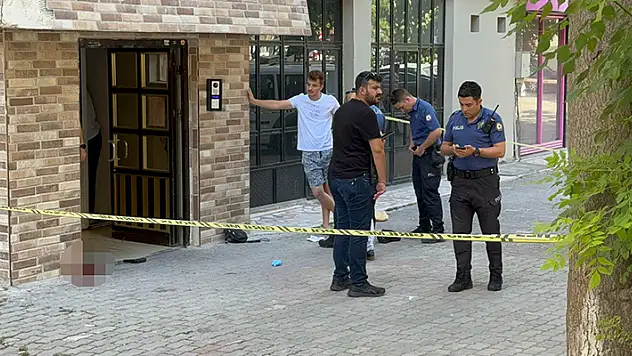 Konya'da eski sevgilisini apartman girişinde tabancayla öldüren kişi, intihar etti
