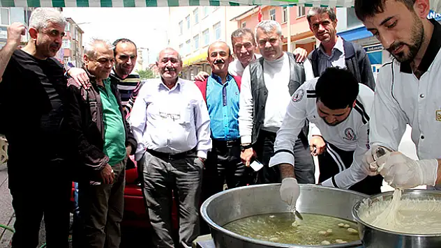 Konya'da esnaf Berat Kandili'nde lokma dağıttı