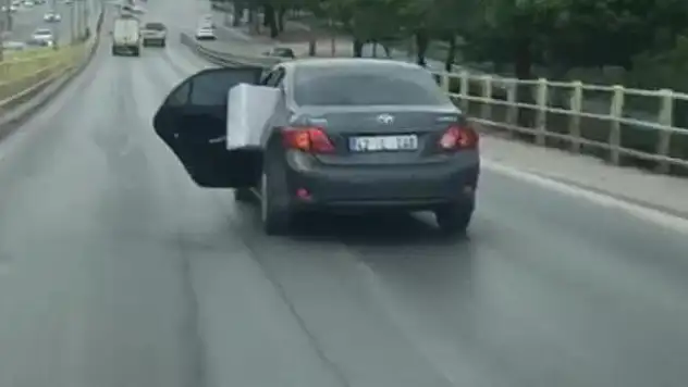Konya'da eşya yüklü otomobilin arka kapısı açık haldeki yolculuğu kamerada