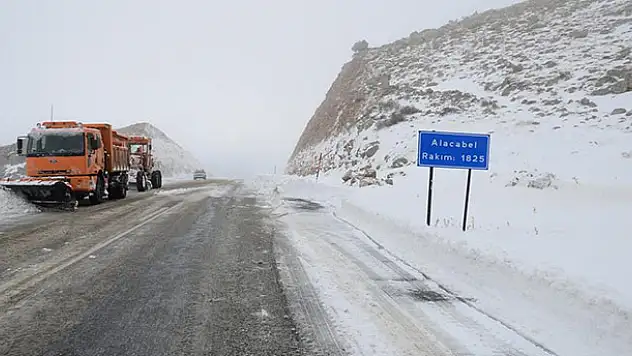 Konya'da etkili kar yağışına rağmen yollar ulaşıma açık
