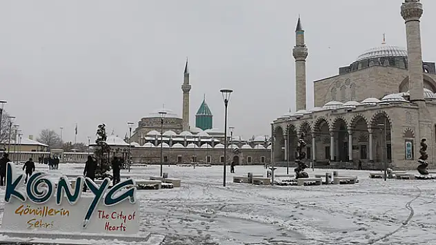 Konya'da etkili olan kar yağışı kartpostallık görüntüler ortaya çıkardı