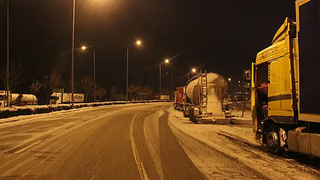 Konya'da etkili olan kar yağışı şehirler arası ulaşımı olumsuz etkiledi