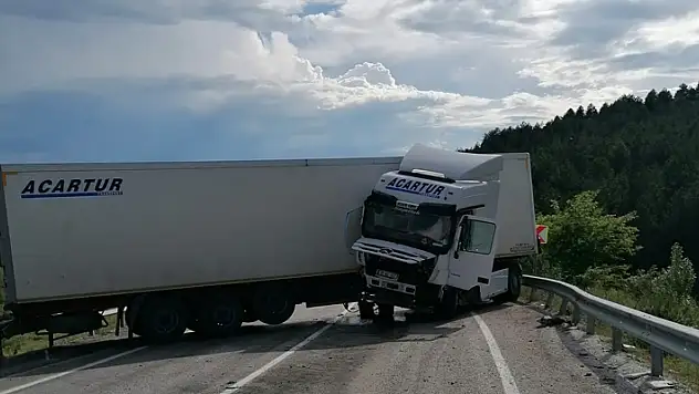 Konya'da etkili olan sağanak nedeniyle kontrolden çıkan tır kaza yaptı
