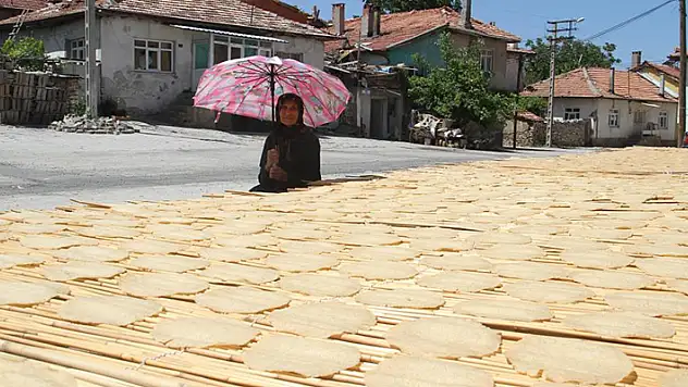 Konya'da ev hanımlarını yöresel tarhana telaşı sardı