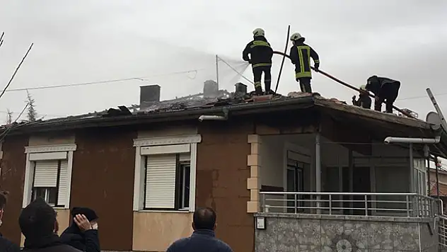 Konya'da evde çıkan yangında çatı tamamen yandı