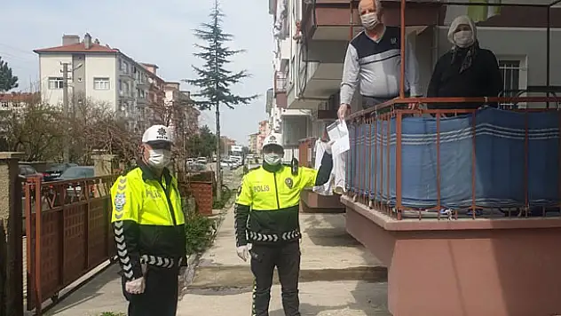 Konya'da evden çıkamayan çift, bağışlarını polise yaptırdı