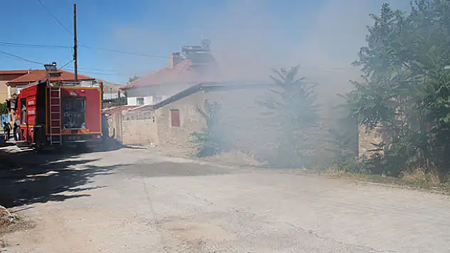 Konya'da evin avlusundaki depoda yangın