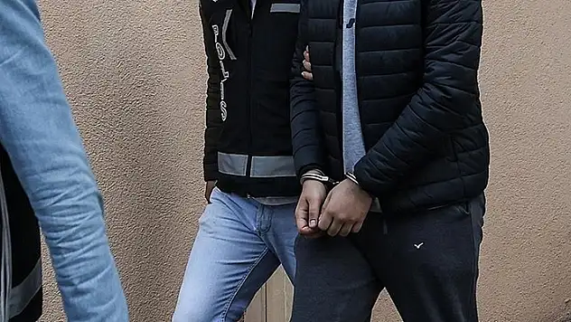 Konya'da evinde silahla yakalanan şüpheli, kardeşinin de gözaltına alınmasına neden oldu
