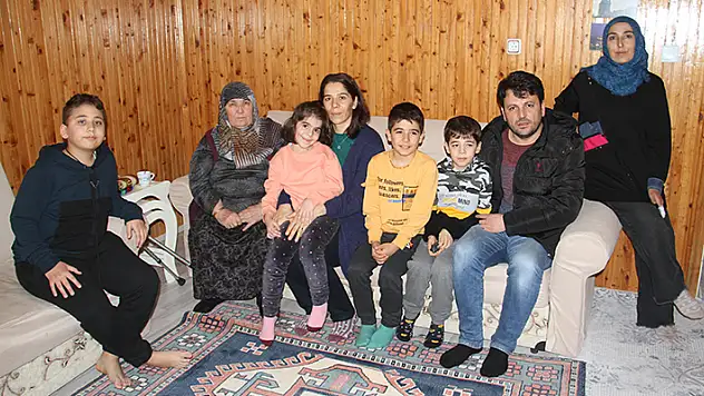 Konya'da evini depremzede aileye açan hayırsever, annesinin yanına yerleşti
