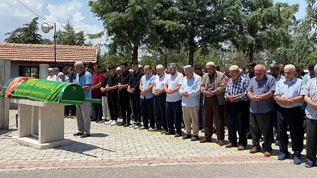 Konya'da evinin önünde öldürülen 4 çocuk annesi son yolculuğuna uğurlandı
