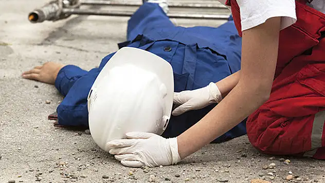 Konya'da fabrikanın çatısından düşen işçi öldü
