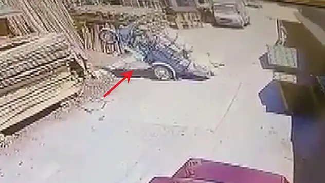 Konya'da fazla malzeme yüklenen üç tekerlekli motosiklet şaha kalktı
