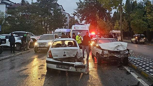 Konya'da feci kaza: Biri bebek 6 kişi yaralandı
