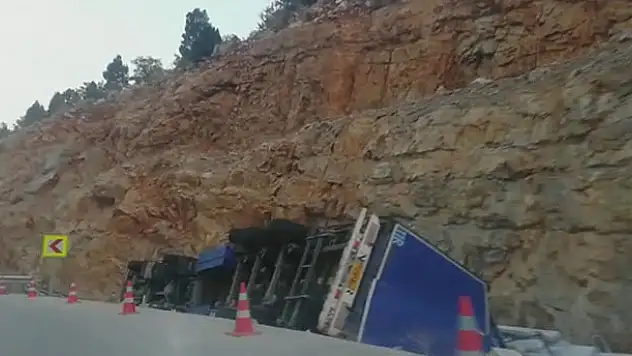 Konya'da feci kaza! Devrilen tırın sürücüsü hayatını kaybetti