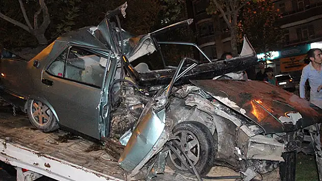 Konya'da feci kaza! - Hurdaya dönen otomobilden sağ çıktı