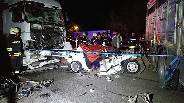 Konya'da feci kaza: Kamyonun halatla çektiği otomobile tır çaptı: 3 ölü, 2 yaralı