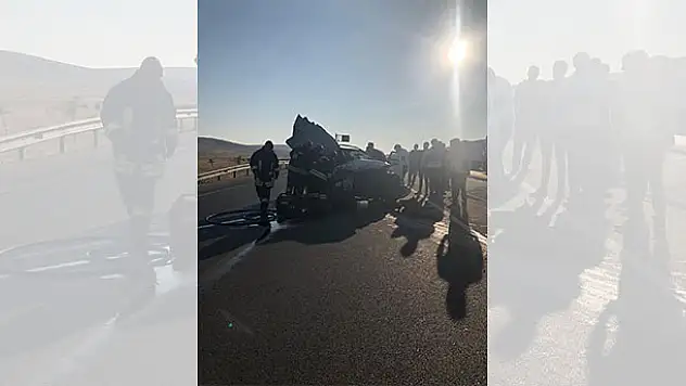 Konya'da feci kaza: Otomobil kamyona çarptı: 2 ölü