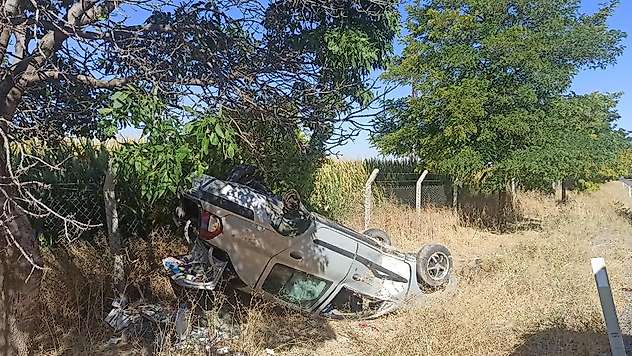 Konya'da feci kaza! Şarampole devrilen otomobilde 2 kardeş yaralandı