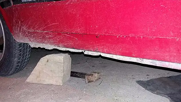 Konya'da feci kaza! Takozla kaldırdığı otomobilin altında kaldı