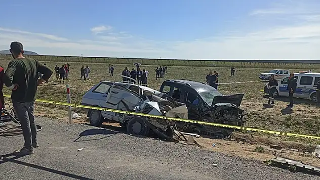 Konya'da feci kaza! Ticari araç ile otomobilin çarpıştığı kazada 5 kişi öldü

