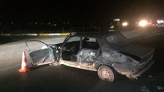 Konya'da feci kaza! Yakıtı biten otomobili itmeye çalışan iki kişiye tır çarptı
