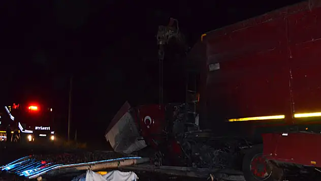 Konya'da feci kaza: Yön levhasına çarpan tırın sürücüsü öldü