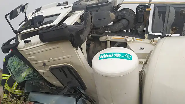 Konya'da feci ölüm! Otomobilin üzerine beton mikseri devrildi 