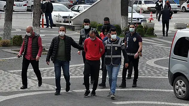 Konya'da 'FETÖ' bahanesiyle kandırdıkları vatandaşın 115 bin lirasını dolandırdılar