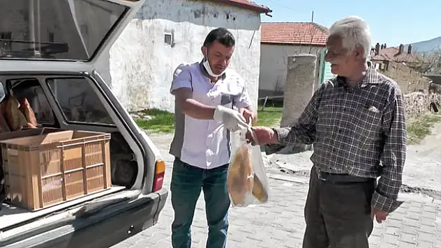Konya'da fırın sahibi ilçeyi dolaşıp ücretsiz ekmek dağıttı