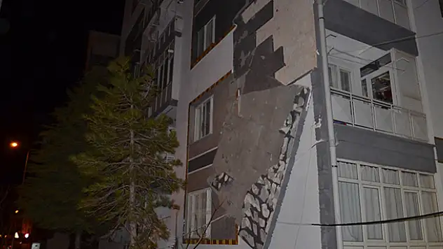 Konya'da fırtına apartmanın dış cephe kaplamasını söktü
