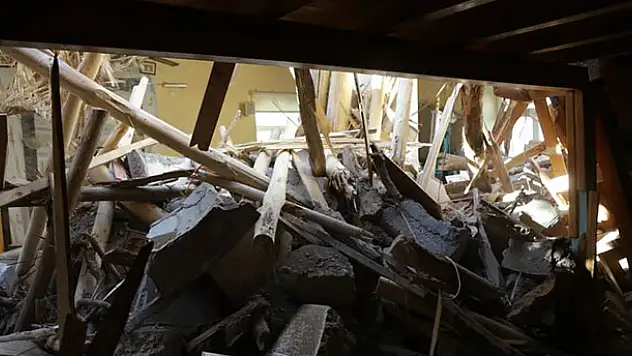 Konya'da fırtına hasara neden oldu! Minareler devrildi, çatılar uçtu