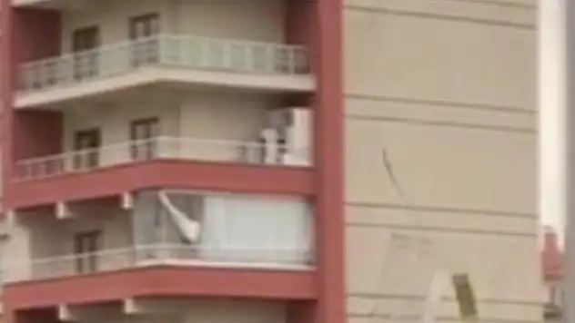 Konya'da fırtına nedeniyle camekan uçtu, ağaçlar devrildi
