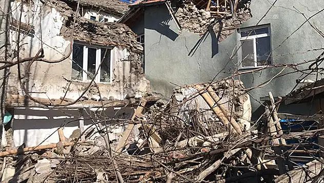 Konya'da fırtına nedeniyle evin üzerine minare devrildi