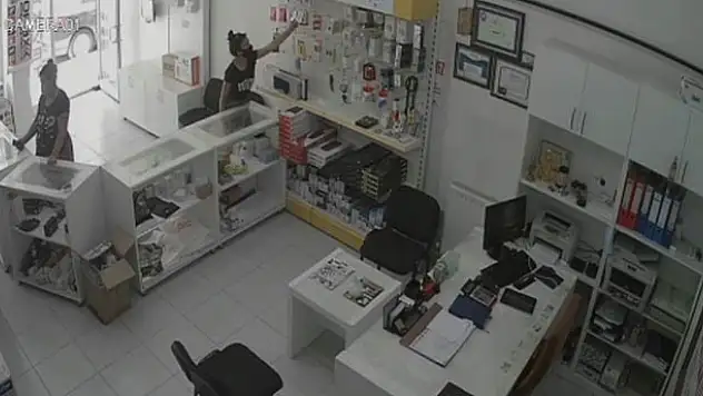 Konya'da flash bellek çalan iki kadın şüpheli güvenlik kamerasında