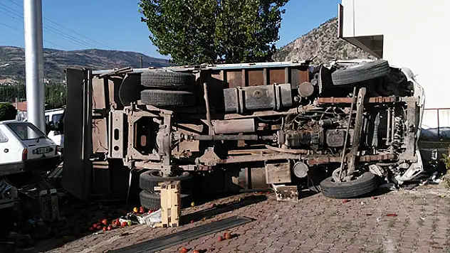 Konya'da freni boşalan kamyonet devrildi: 2 ölü, 2 yaralı